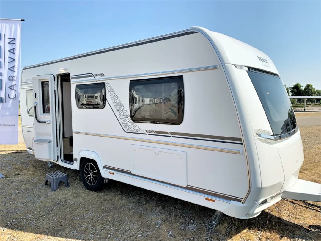 Ile kosztuje postawienie przyczepy kempingowej nad morzem? Ceny zaskakują