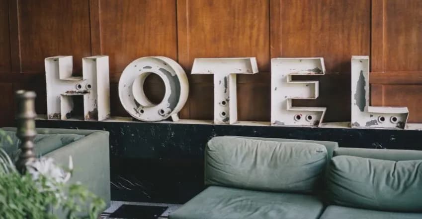 Jak znaleźć tani nocleg i zaoszczędzić na podróżach bez stresu