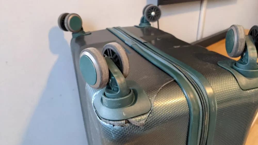 Jak naprawić pękniętą walizkę: skuteczne metody i porady na trwałe naprawy