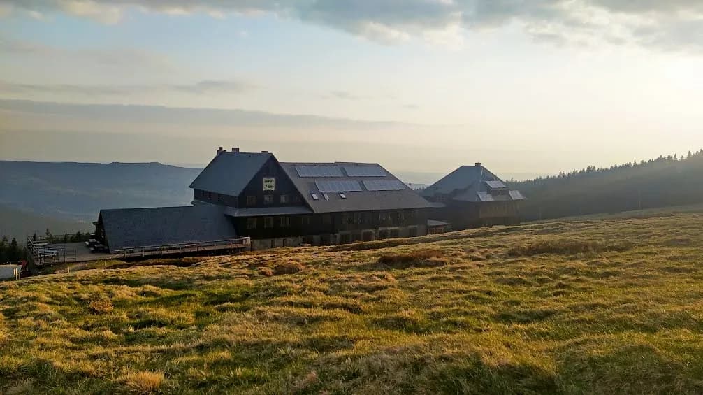 Ile kosztuje nocleg w schronisku? Ceny, zniżki i lokalizacje