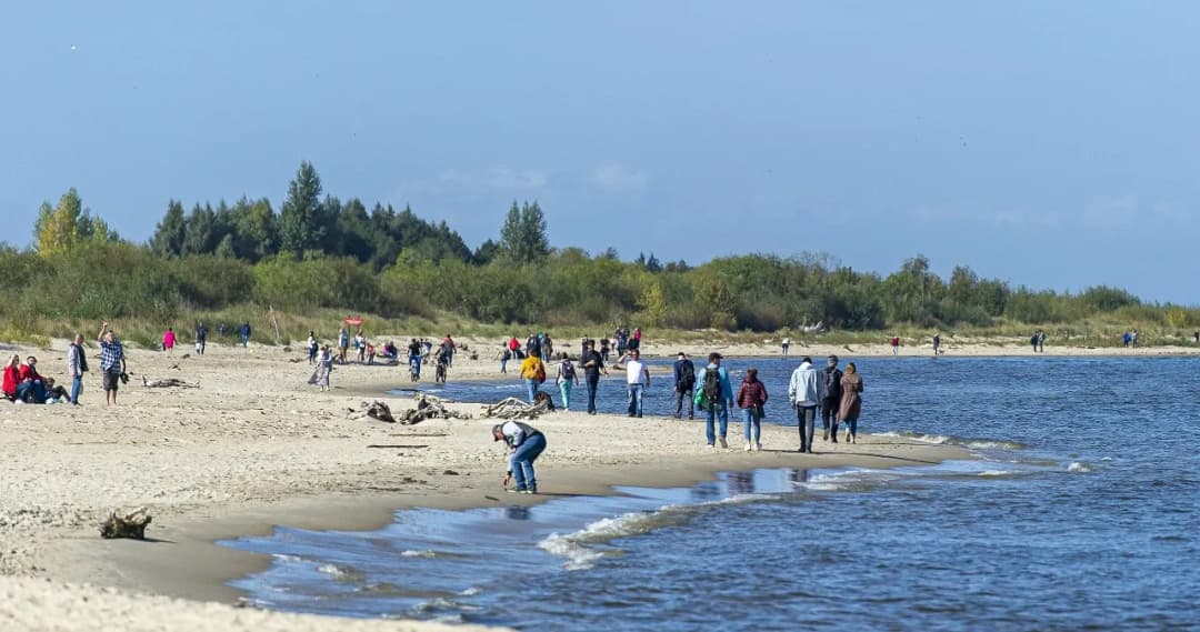 Gdzie szukać bursztynu w Kołobrzegu – najlepsze miejsca i porady