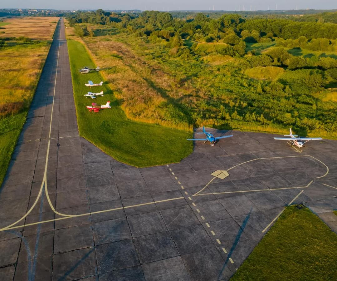 Czy jest lotnisko w Kołobrzegu? Sprawdź najbliższe lotnisko w Bagiczu
