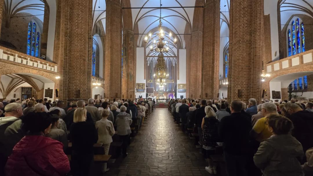 Dlaczego kolumny w katedrze Kołobrzeg są krzywe? Odkryj przyczyny