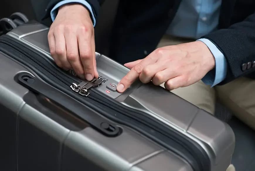 Jak ustawić szyfr w walizce, aby uniknąć zagubienia bagażu