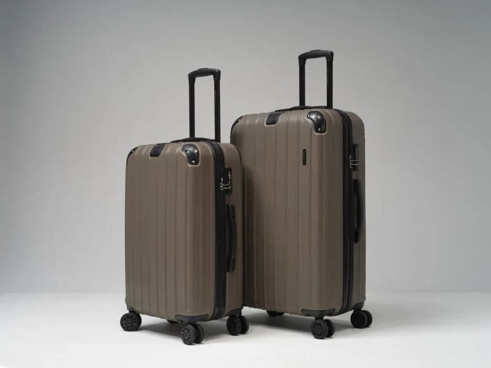 Jaka walizka lepsza: plastikowa czy materiałowa? Odkryj wady i zalety