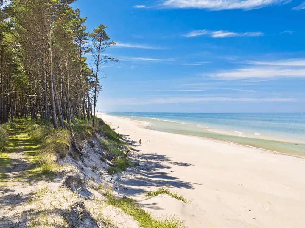Łeba we wrześniu czy warto? Odkryj spokój, oszczędności i atrakcje