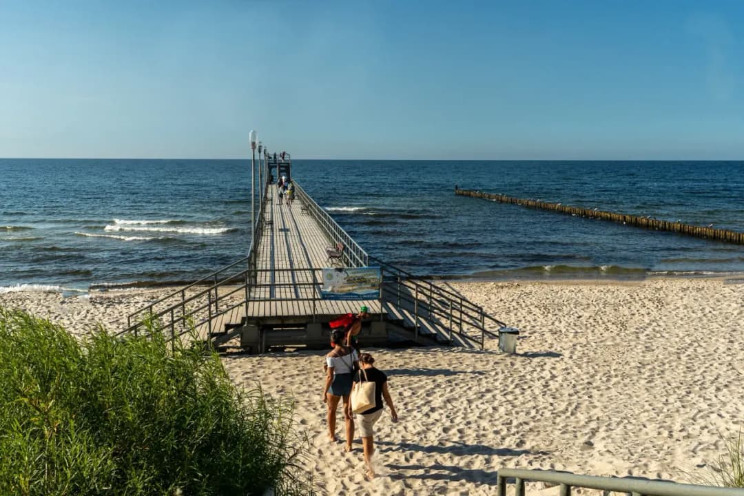 Jak dojechać z Kołobrzegu do Sianożęt? Sprawdź najlepsze opcje podróży